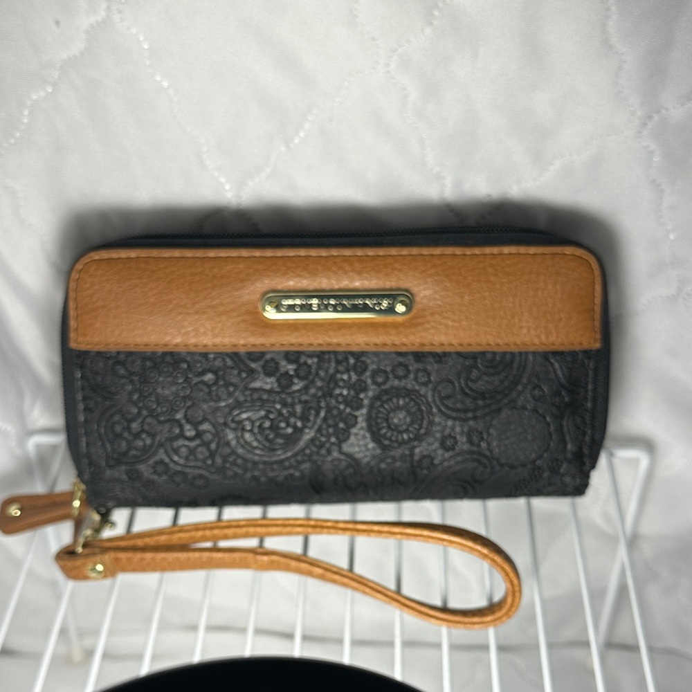 Stone Mountain Elegant Black and Tan Women's Leather Clutch